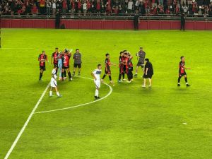 Un golazo de Nacho Lago hizo festejar a Colón que se acomodó en la tabla