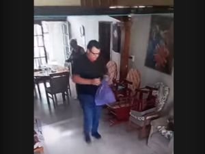 Insólito robo en Avellaneda: a cara descubierta y en monopatín se robo casi medio millón de dólares