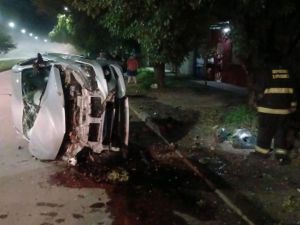 Fuerte choque en el norte de la ciudad: dos autos colisionaron y uno terminó volcado