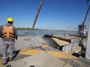 Salió del Puerto de Santa Fe un nuevo embarque de maíz y trigo