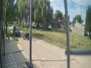 Vecinos persiguieron a un delincuente que intentó asaltar a una mujer