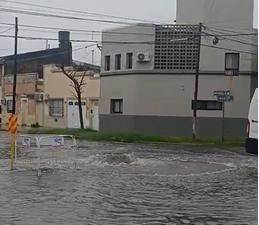 Desborde cloacal y olor nauseabundo, la odisea que padecen vecinos de barrio Roma