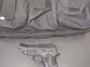 Detuvieron a un hombre que amenazó a un joven simulando tener un arma