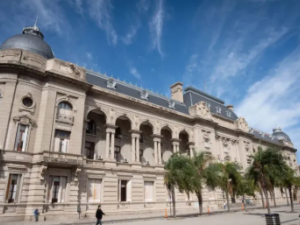 Anunciaron medidas para empleados públicos con niveles altos de endeudamiento