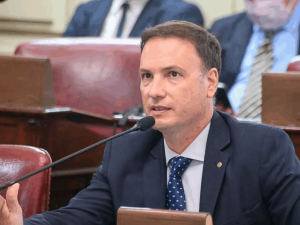 Lisandro Enrico renunció a su banca en el Senado de Santa Fe en medio de cuestionamientos