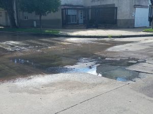 Vecinos de barrio Roma denuncian que la rotura de un caño genera inconvenientes