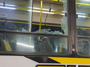 A piedrazos, rompieron los vidrios de un coche de la Línea 5
