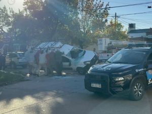 Dos autos chocaron en barrio Ciudadela: uno de ellos terminó volcando