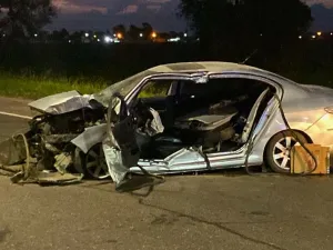 Autovía 19: un auto chocó contra un poste y el conductor quedó atrapado