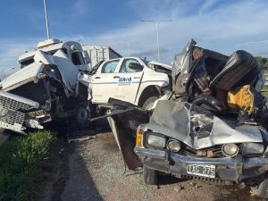 Choque múltiple en la autopista a Santa Fe: rescataron a un hombre atrapado en un auto