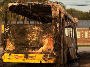 Se incendió un colectivo de la línea 11 y sufrió destrucción total
