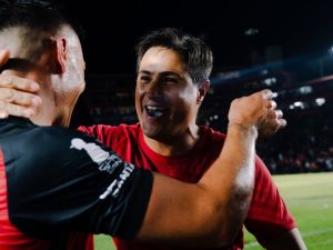 Colón se atreve a soñar: ganó y es único puntero en su zona