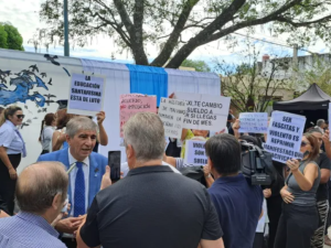 Reclamo docente a funcionarios provinciales en el acto de Malvinas en Reconquista