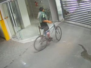 Robo en barrio Candioti: forzaron el portón de un edificio y se llevaron una bicicleta