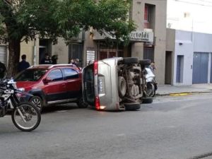 Perdió el control, chocó autos estacionados y volcó en pleno centro