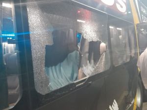 Ataque a piedrazos contra un colectivo en Circunvalación: dos pasajeras heridas