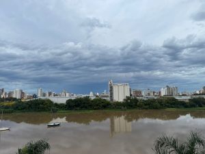 Lunes gris con posibles lluvias débiles en toda la región