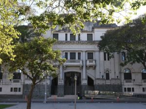 Pedirán 4 años y 6 meses de prisión para un policía por agredir a un niño y a un adolescente