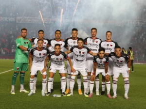 Colón llega a Caseros para defender la punta del grupo A