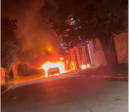 Se incendió un auto durante la madrugada en barrio Fomento 9 de Julio