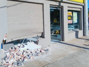Brutal choque en Avenida Peñaloza: destruyó un local y terminó detenido