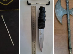 Detuvieron a tres hombres armados con un hacha, un cuchillo y una varilla metálica