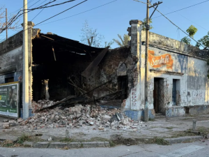 Derribaron la casona que funcionaba como búnker de drogas en el barrio Sur de Santa Fe