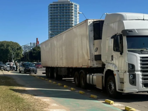 Un choque entre un camión y un auto generó demoras en avenida Alem
