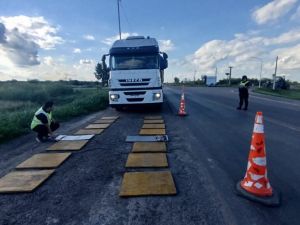 Santa Fe refuerza controles de cargas para evitar daños en las rutas provinciales