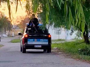 Tarde de tensión en Villa del Parque: denunciaron un robo, agredieron a la policía y hubo media hora de balacera