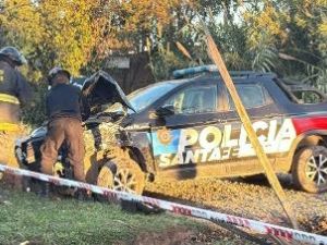 Perseguían a una moto, chocaron contra una columna de alumbrado y dejaron sin luz a todo un barrio