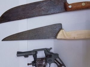 Se incautaron un arma de fuego y cuchillas tras una pelea familiar