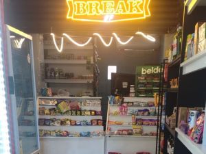 Golpeó a una empleada con una cadena y se llevó alcohol y cigarrillos de un kiosco