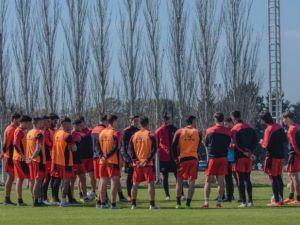 Colón ya piensa en Estudiantes de Caseros: ¿equipo que gana no se toca?