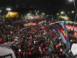 Caravana, música, cánticos y mucho fervor sabalero en la noche santafesina