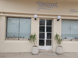 Destrozaron la vidriera de una heladería en Avenida Freyre y Crespo