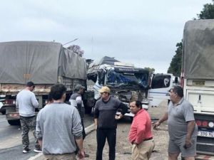 Choque frontal entre camiones en Ruta 33 a la altura de Chabás