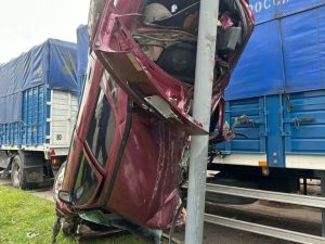 Fuerte choque entre un auto y un camión en Blas Parera: dos heridos