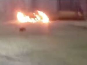 Dos menores chocaron en moto, derraparon y el vehículo se incendió