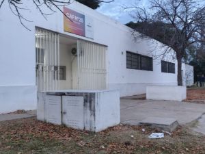 Encontraron un arma de fuego cargada en la puerta del CAF 25 del barrio Centenario