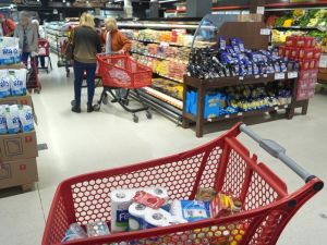 Crisis económica: crecen las compras en mayoristas y el consumo de productos básicos