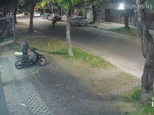 Cuatro adolescentes quisieron robar en una concesionaria: un vecino impidió el robo