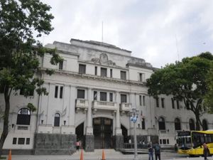 Absuelto por abuso sexual infantil, pero condenado por desobediencia