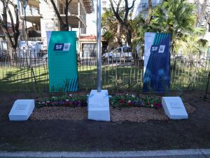 Se inauguró el monolito en homenaje a Muttis en barrio Candioti Sur
