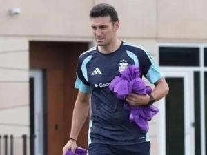 Scaloni probó dos esquemas y mantiene la incógnita sobre el equipo para el debut ante Argelia