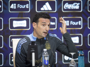 Dibu Martínez y Julián Álvarez están “disponibles” para el debut ante Argelia