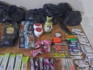 Una mujer y un hombre pasado a disponibilidad fueron sorprendidos al robar un hipermercado