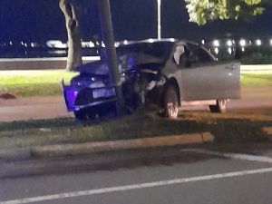 Chocó contra una columna de alumbrado: dio positivo en alcoholemia