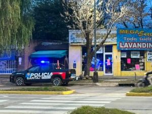 Rompieron la vidriera y se llevaron termos de u8n comercio de Avenida Blas Parera