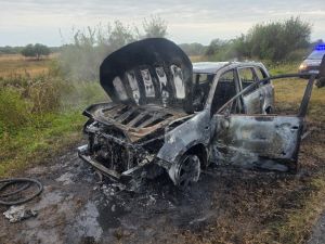 Se incendió un auto en zona rural de Desvío Arijón